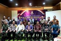 KENANG-KENANGAN - Peserta Raker DPD IKAL-LEMHANNAS Provinsi Banten, Iip Arief Budiman yang juga Direktur The Royale Krakatau Hotel, Cilegon menerima kenang-kenangan dari Bendahara DPD, Brigjen Pol (Purn) Petrus Hardana dalam permainan di sela-sela raker DPD IKAL-LEMHANNAS Provinsi Banten di The Royale Krakatau Hotel, Sabtu (11/11/2023). 