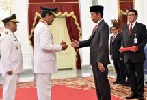 Presiden Jokowi saat melantik Sri Sultan HB X dan KGPAA Paku Alam X sebagai Gubernur dan Wakil Gubernur DIY periode 2017-2022 di Istana Negara, Selasa (10/10) sore. (Foto: Humas/Jay)