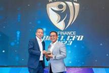 Keterangan foto: Direktur Keuangan & Strategi Bank DKI, Romy Wijayanto (kanan) menerima penghargaan dari Chairman Infobank Media Group, Eko B. Supriyanto (kiri), sebagai Best CFO Kategori Bank Aset Rp50 Triliun sd. < Rp100 Triliun sekaligus sebagai Best of The Best CFO pada kategori yang sama, versi The Finance (Infobank Media Group), pada gelaran "TOP 20 Financial Institution Awards 2023" di Jakarta pada Selasa (14/11). 