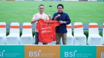 Direktur Utama BSI Hery Gunardi (kanan) saat menerima jersey dari Direktur Keuangan PERSIRAJA, Razami Dek Cut (kiri) pada sesi latihan PERSIRAJA di Stadion Harapan Bangsa, Banda Aceh 