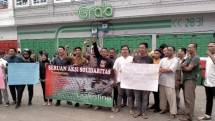 Aksi masa di depan kantor transportasi online