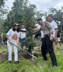 Danamon Peduli Tanam 200 Pohon dan Membangun Pondok Edukasi di Desa Tambunan 