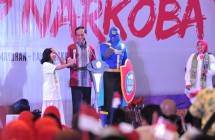Presiden Jokowi berdialog dengan seorang pelajar pada Penyuluhan Bahaya Narkoba, Pornografi dan Kekerasan, di JI-Expo (11/10) pagi. (Foto: JAY/Humas)