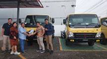 Mitsubishi Fuso Serahkan Unit Pertama Fuso Canter 60th Years Special Edition Kepada PT. Joh Sukses Mandiri Motor