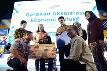 Penyerahan kartu debit Bank Mandiri kepada penyandang disabilitas