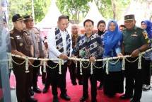 Bupati Junaedi dan Kepala Perpusnas M Syarif Bando resmikan gedung layanan Perpustakaan Umum Daerah Sampang.