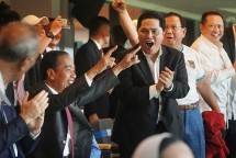Presiden Joko Widodo bersama Ketua Umum PSSI Erick Thohir (ketiga kanan), Menteri Pertahanan Prabowo Subianto (kedua kanan), dan Ketua MPR Bambang Soesatyo (kanan) menyaksikan pertandingan babak penyisihan Grup A Piala Dunia U-17 2023 antara Timnas Indonesia melawan Timnas Ekuador di Stadion Gelora Bung Tomo, Surabaya, Jawa Timur, Jumat (10/11/2023). ANTARA FOTO/Dhemas Reviyanto/rwa.