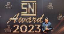 Direktur HCM & Strategy Telkom Akses, Nizar menerima penghargaan Standar Nasional Indonesia (SNI) Award 2023 dengan berhasil menerima peringkat &ldquo;Gold&rdquo; untuk Telkom Akses yang diselenggarakan oleh Badan Standardisasi Nasional (BPN) di Jakarta Convention Center