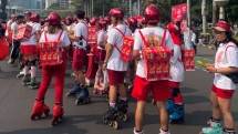 Para pemain Rollerblade hebohkan car free day Jakarta karena menggunakan Tas Pocky.