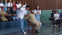 Suasana kegiatan memperingati Hari Guru di SMA Pangudi Luhur Van Lith Berasrama (Boarding School) Muntilan, Magelang, Jawa Tengah, Sabtu (25/111/2023). Para pelajar mempertontonkan hiburan antara lain opera ringan (operet) Umar Bakri, paduan suara, dan pembacaan puisi. (Humas FKMPP SMA Van Lith)