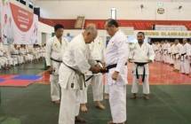Letjen TNI Nyoman Cantiasa disematkan Dan Kehormatan Oleh PP INKAI saat latihan Para Master Karate Jepang