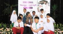 SEVP Retail Banking Bank Muamalat Dedy Suryadi Dharmawan (tengah) berbincang dengan siswa/siswi sekolah SD Islam Al-Azhar 13 Rawamangun, SD Islam Darusalam Bekasi dan SDIT Al Ikhlas 86 Bekasi pada seremoni peluncuran kampanye Haji&nbsp;Anak Hebat melalui produk Tabungan iB Hijrah Haji di Muamalat Tower