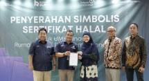 Kepala PMU Sertifikasi Surveyor Indonesia Afrinal (kedua dari kiri) menyerahkan simbolis sertifikat halal kepada perwakilan UMKM disaksikan Direktur Komersial Surveyor Indonesia Saifuddin Wijaya (paling kiri), Deputy EVP SOE Service Telkom, Fajar Wibawa (kedua dari kanan) dan SM Rumah BUMN Telkom Adrian Sani Harahap di Jakarta