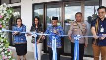 Kiri ke Kanan: - dr Ria Tahun : Kepala Dinas Kesehatan Kabupaten Timor Tengah Selatan - dr Christin Doko Rehi: Head of Clinic Siloam Soe - Egusem Pieter Tahun, S.T., M.M : Bupati Timor Tengah Selatan - AKP Leyfrids D. Mada, SH. : Kabag SDM Polres Kabupaten Timor Tengah Selatan - dr Hans Lie, MSc : Regional 3 Executive Director Siloam Hospitals Group