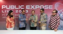 Direktur Keuangan & Manajemen Risiko Telkom Heri Supriadi (tengah), Direktur Strategic Portfolio Telkom Budi Setyawan Wijaya (kedua dari kiri), Direktur Keuangan & Manajemen Risiko Telkomsel Mohamad Ramzy (kedua dari kanan), VP Corporate Communication Telkom Andri Herawan Sasoko (paling kanan) dan VP Investor Relation Telkom Anetta Hasan (paling kiri) pada Public Expose Live Telkom 2023 di Jakarta