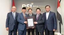 Dari ki-ka: Direktur Utama BNI Royke Tumilaar, Duta Besar Indonesia untuk Uni Emirat Arab (UEA) Husin Bagis, Menteri BUMN Erick Thohir dan Direktur Utama BSI Hery Gunardi, dan Direktur Utama Bank Mandiri Darmawan Junaidi saat menunjukkan piagam lisensi perolehan izin usaha kantor cabang penuh BSI di di Dubai International Financial Center (DIFC), Dubai, Uni Arab Emirates PT Bank Syariah Indones