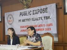 Direktur Keuangan PT Metro Realty Tbk (MTSM), Sukardi (kanan), sedang mendampingi Presiden Direktur MTSM, Rose Merry Maruli, dalam acara paparan publik di Jakarta. (Foto: Humas MTSM)