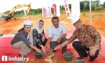Direktur Consumer Banking BTN Handayani, Direktur BPJS Ketenagakerjaan Amran Nasution, Dirut Lion Group Edward Sirait, Dirut Sarana Global Utama Yuyu Yuhanah melakukan pelatakan batu pertama pembangunan perumahan di Batam, Foto Meirino)