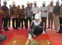 Direktur Consumer Banking BTN Handayani, Direktur BPJS Ketenagakerjaan Amran Nasution, Dirut Lion Group Edward Sirait, Dirut Sarana Global Utama Yuyu Yuhanah melakukan pelatakan batu pertama pembangunan perumahan di Batam, Foto Meirino)