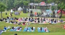 Yoga di tengah hutan kota GBK, salah satu keseruan yang bisa dinikmati di acara peringatan 20 tahun Mie Sedaap, 'Don't Stop Mie Now' tanggal 1-3 Desember 2023.