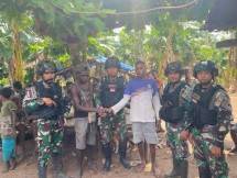 Ciptakan Suasana Desember Penuh Kasih, Prajurit Lipan Turut Andil Dalam Mendamaikan Perselisihan Warga di Kampung Kondo ( Foto : Satgas Yonif 726/Tml)