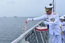 Sambut Hari Armada, Wadan Kormar Ikuti Upacara Tabur Bunga di Laut