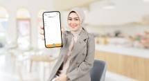 Model menampilkan fitur mobile banking BSI