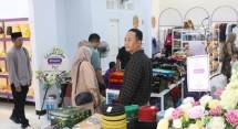 Pembeli oleh-oleh haji umroh di Toko Nabawi