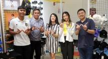 Jersey Mills dikenakan pertama kali pada pemusatan latihan (TC) Timnas Senior Indonesia dihadirkan di pembukaan gerai ke-11 Wilio.