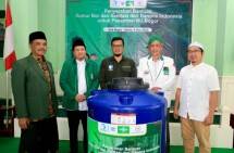 Penyerahan bantuan sumur bor dan sanitasi dari Danone Indonesia kepada Pesantren NU Bogor.