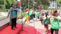Menteri Pemberdayaan Perempuan dan Perlindungan Anak Prof. DR. Yohana Susana Yembise, Dip, Apling, MA., PhD. Joget Bersama Lansia