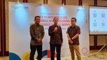 Dari kiri ke kanan] Department Head Presales IBM Hardware Multipolar Technology Lindra Heryadi bersama Director Enterprise Application Services Business Multipolar Technology Jip Ivan Sutanto dan Department Head of Middleware Cloud Platform Multipolar Technology Elen sedang menjelaskan tentang tiga solusi layanan digital perusahaan yang andal dan modern kepada peserta seminar &ldquo;Get Ready for 2024: Building Agile, Modern, and Reliable Digital Services&rdquo; di Shangri-La Jakarta, Selasa (5/12).