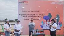 Danamon Donasikan 40 Kursi Taman dan 20 Tempat Sampah di Pontianak