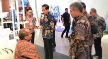 Presiden Jokowi dan Direktur Utama BRI Sunarso saat tinjau booth UMKM Expo (RT)