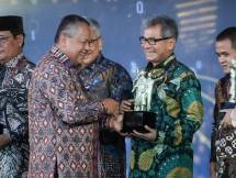 Direktur Utama BRI Sunarso saat menerima penghargaan