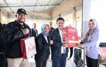 Komisaris Utama Admedika, Torkis Ropinda Sihombing (kedua dari kanan) menyerahkan secara simbolis paket kesehatan posyandu kepada Kader Kesehatan Dusun Jetis, Sri (paling kanan) disaksikan oleh Komisaris AdMedika, Guntur Setyanto (paling kiri) dan CEO AdMedika, Dwi Sulistiani (kedua dari kiri) pada program PodjokSehat