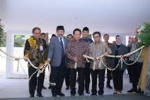 Dari ki-ka (depan) : Direktur Eksekutif BSI Maslahat Sukoriyanto Saputro, Ketua Baznas RI KH. Noor Ahmad, Direktur Utama BSI Hery Gunardi, Komisaris Utama BSI Muliaman D Hadad, dan Direktur Kepatuhan & SDM BSI Tribuana Tunggadewi saat potong pita bersama pada peresmian kantor baru BSI Maslahat di Menteng, Jakarta Pusat