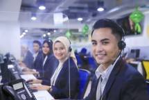 Karyawan BRI melayani nasabah 