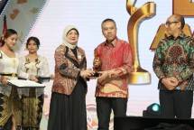Direktur Jaringan dan Layanan BRI Andrijanto yang hadir langsung menerima penghargaan 