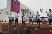 AEON Deltamas tanam lebih dari 3000 bibit pohon.