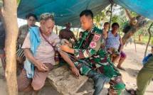 Masuk Kampung Tomer Pasukan Lipan Beri Perhatian Kepada Warga