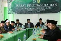 Rapat Ulama dengan suguhan air Aqua