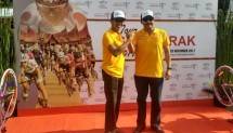 Sekretaris Kementerian Pariwisata Ukus Kuswara bersama Gubernur Provinsi Sumatera Barat, Gubernur H. Irwan Prayitno membuka Tour de Singkarak 2017