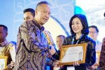 Menperin Agus Gumiwang Kartasasmita saat menyerahkan penghargaan kawasan industri baru terbaik kepada Kawasan Industri Kendal yang diwakili oleh Head of Sales and Marketing Kawasan Industri Kendal (KIK) Juliani Kusumaningrum 