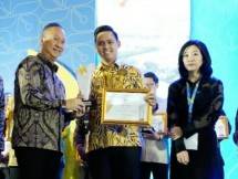 Menteri Perindustrian RI, Agus Gumiwang Kartasasmita menyerahkan penghargaan terbaik pertama kategori Kriteria Pemanfaatan Kawasan Peruntukan Industri (KPI), kepada Bupati Kendal, Dico M Ganinduto, dan penghargaan Kawasan Industri Baru Terbaik kepada KIK yang diterima oleh Head Sales & Marketing KiK, Juliani