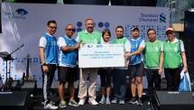 Rino Donosepoetro, Chief Executive Officer Standard Chartered Bank Indonesia, bersama seluruh jajaran Country Management Team (CMT). (Foto Humas)