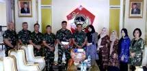 Dankormar Serahkan Tali Kasih kepada Prajurit Berprestasi