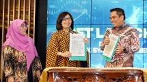 Peresmian ini dihadiri oleh Direktur Sales & Distribution BSI Anton Sukarna (paling kanan), Direktur Pengembangan Pasar Modal dan Pasar Modal Syariah OJK Fadilah Kartikasari (kiri) dan Direktur Ritel PT Mandiri Sekuritas Theodora V.N (tengah).