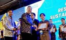 Menperin Agus Gumiwang Kartasasmita saat menyerahkan penghargaan untuk Jababeka