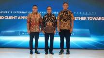 Direktur Treasury & International Banking BSI Moh Adib (tengah) bersama CFO PT Investasi Digital Nusantara (Bizhare) Gatot Adhi Wibowo (kanan) dan Direktur Investment Banking Capital Market PT BRI Danareksa Sekuritas (BRIDS) Kevin Praharyawan (kiri) 